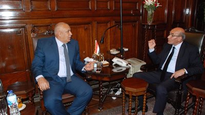 وزير الزراعة ومحافظ الوادي الجديد يبحثان طرق النهوض بمشروعات الثروة الحيوانية والداجنة