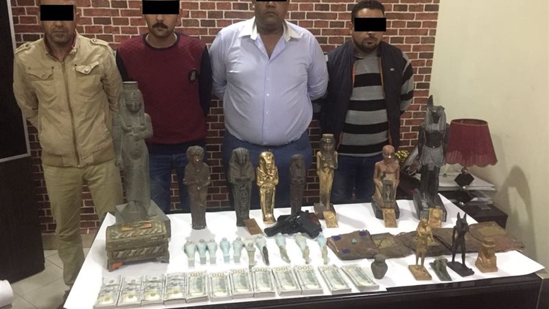 المتهمون  بالمضبوطات