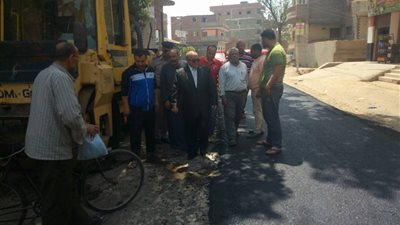صور| رئيس السنطة يتابع اعمال الرصف بطريق