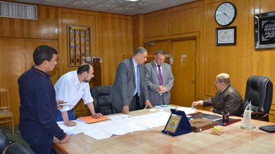 محافظ الاسماعيلية يستعرض الموقف التنفيذى لمشروعات تطوير المحاور المرورية والطرق