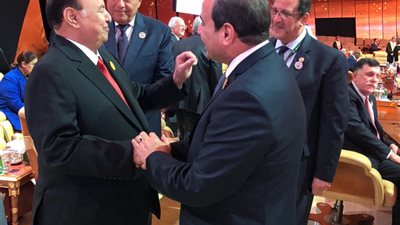 صور| السيسي وهادي يلتقيان على هامش القمة العربية الـ