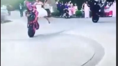 فيديو| العريس والعروسة في زفة وعروض بالموتسكيلات تثير مواقع التواصل الاجتماعي 