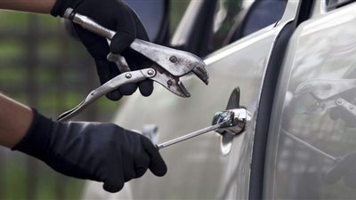 القبض على عصابة سرقة السيارات وابتزاز أصحابها.. 