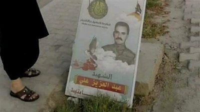 صور| مرشحة عراقية تزيل صورة شهيد لوضع لافتة دعاية لها