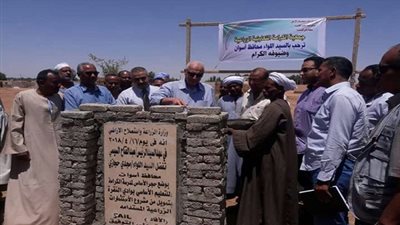 صور| محافظ أسوان يضع حجر الأساس لمشروعات وادى النقرة والصعايدة