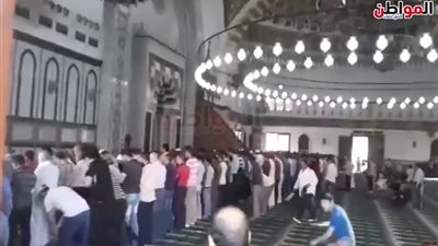 فيديو| صلاة الجنازة على والد الفنانة شيرين عبد الوهاب