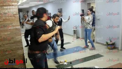فيديو| لقطات جديدة لاعتداء أمن جامعة بدر على الصحفيين في حفل تامر حسني