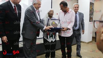 صور| تكريم أم شهيد في احتفالية 
