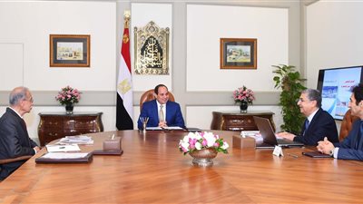 تفاصيل اجتماع السيسي بشريف إسماعيل ووزير الكهرباء