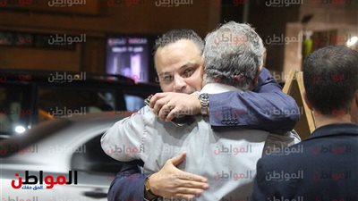 صور| عناق خاص بين تامر عبدالمنعم وأشرف زكي في عزاء والد رئيس قصور الثقافة