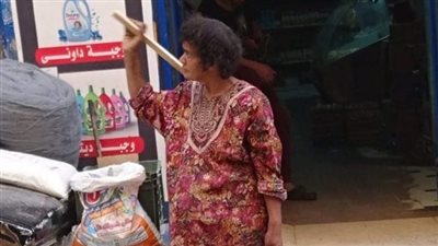 شاهد.. أهالي عين شمس يستغيثون لإنقاذ متسولة مريضة من الشارع
