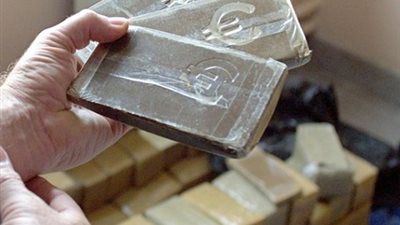 مباحث مطروح تنجح فى ضبط عاطل بحوزته 14 قطعة حشيش و 200 قرص مخدر