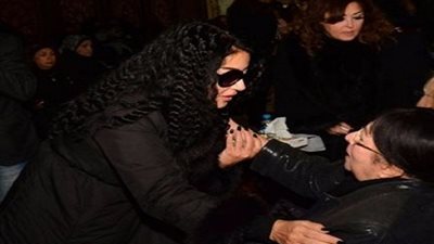 سمية الخشاب تظهر في عزاء والد شيرين عبدالوهاب