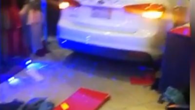 فيديو|شاهد رد فعل المواطنين لحظة اقتحام سيارة محل ملابس