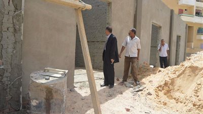 صور| تنفيذ محلات تجارية لطرحها أمام الشباب بحي البستان بالخارجة