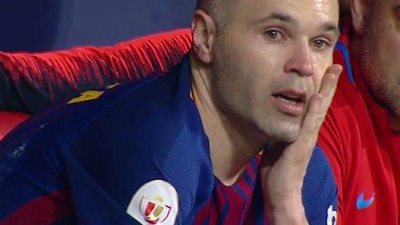 إنييستا يودع برشلونة بالبكاء في ليلة التتويج بالكأس