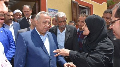 صور| محافظ الشرقية: صرف 200 ألف جنيه للمساهمة في تجهيز 20 منزل بقرية أبو ياسين