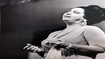 عندما حرق صوت أم كلثوم الميكروفون .. وسر وضع الميكروفون أعلي المسرح في حفلاتها