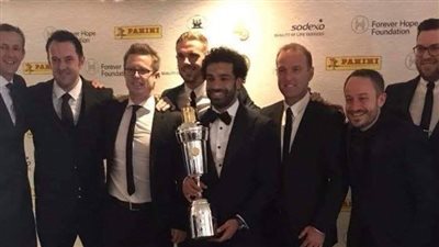تداول صورة محمد صلاح بجائزة الأفضل في إنجلترا