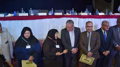 صور| محافظ المنيا يكرم عددا من الامهات المثاليات