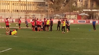 صور.. إصابة قوية لمدافع الأهلي في كرة مشتركة مع غالي