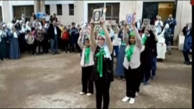 فيديو| رفع الطلاب للمصاحف يطيح بوكيلة مدرسة خارج الإدارة التعليمية