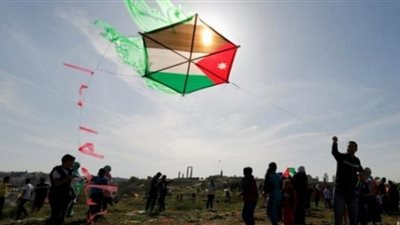 إسرائيل تبحث عن حلول لمواجهة ظاهرة الطائرات الورقية على حدود غزة