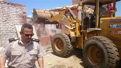 صور| محافظ دمياط: بدء أعمال الإزالة بمنطقة الصيادين برأس البر