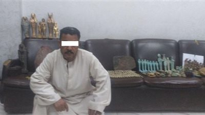 صور| ضبط شخص وبحوزته 353 قطعة يشتبه فى أثريتها بالمنيا