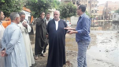 رئيس مدينة السنطة يتابع إصلاح انفجار ماسورة صرف صحي بالبندرة