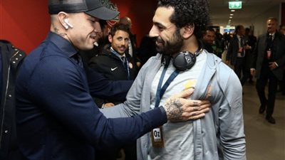 صورة.. كيف استقبل صلاح زملائه السابقين في روما؟