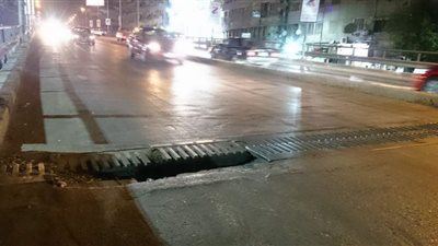 الأمطار تغلق كوبري الدقي من الاتجاهين