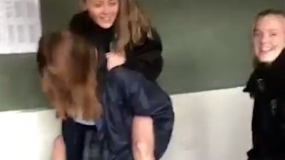 فيديو| فتاتان تتسببان في سقوط غير عادي لصديقتهما داخل المدرسة 
