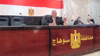 صور| السكرتير المساعد بسوهاج يعقد اجتماعا لبحث إدارة وتنمية أرضي الدولة