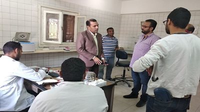 صور| وكيل صحة الأقصر في جولة تفقدية لوحدات صحية بالقرنة وأرمنت ويلتقى الأطباء