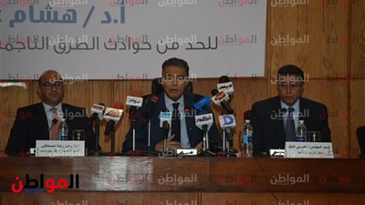 وزير النقل يناقش 