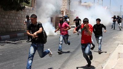 شاهد| مواجهات بين الفلسطينيين وقوات الاحتلال في خان يونس 