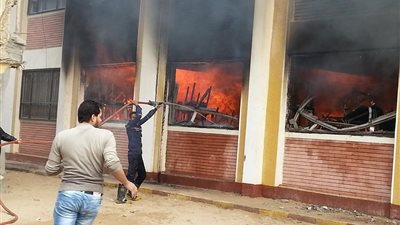 إخماد حريق بالمدرسة الثانوية التجارية في المنيا