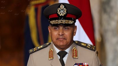وزير الدفاع يكرم عددا من قادة القوات المسلحة 