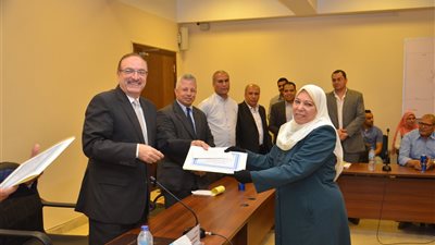 محافظ بني سويف يكرم 40 من العاملين المحالين للمعاش