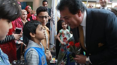صور| وزير التعليم العالي يحتضن أطفال 57357