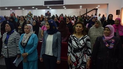فيديو وصور| مايا مرسي توزع شهادات 