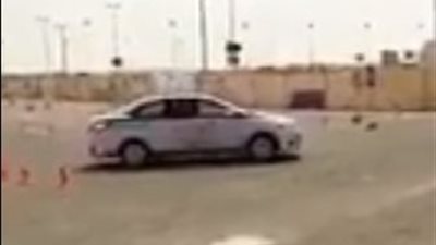 فيديو| امرأة تتعرض لحادث مروع أثناء تعلمها القيادة
