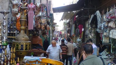 أصحاب محلات تجارية: السياحة بدأت في العودة خلال الشهر الأخير
