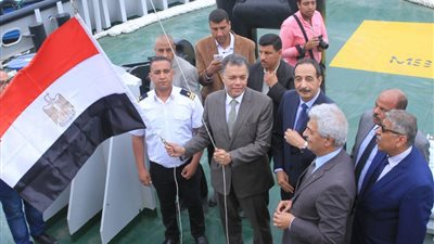 وزير النقل يرفع العلم المصري علي احدث قاطرتين تم بنائهما لميناء الإسكندرية