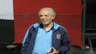 سمير عدلي يغادر الإمارات ويطير إلى أوغندا لترتيب إقامة الأهلي