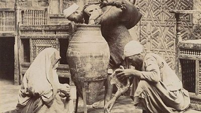مصر زمان| سيدة مصرية تقدم بعض الطعام للسقايين