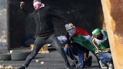 عاجل| إصابة صحفي بقنبلة غاز في 