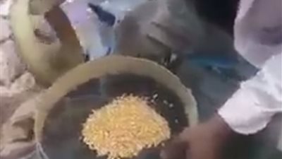 فيديو| طريقة غريبة لعمل فشار بدون نار تشعل 