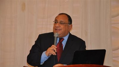 رئيس جامعة حلوان يصرف مكافأة خاصة للعاملين بعد انتهاء العام الدراسي